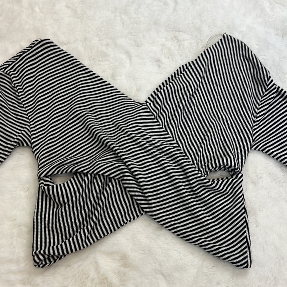 Active USA cross cross peak a boo front cropped top size M - Picture 6 of 11